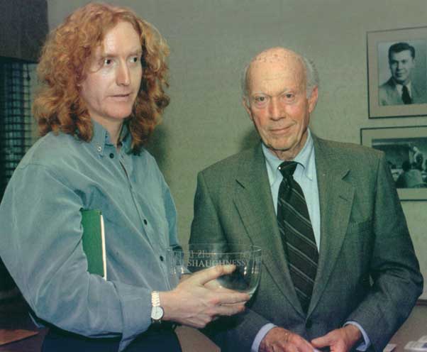 De Paor photo receiving award